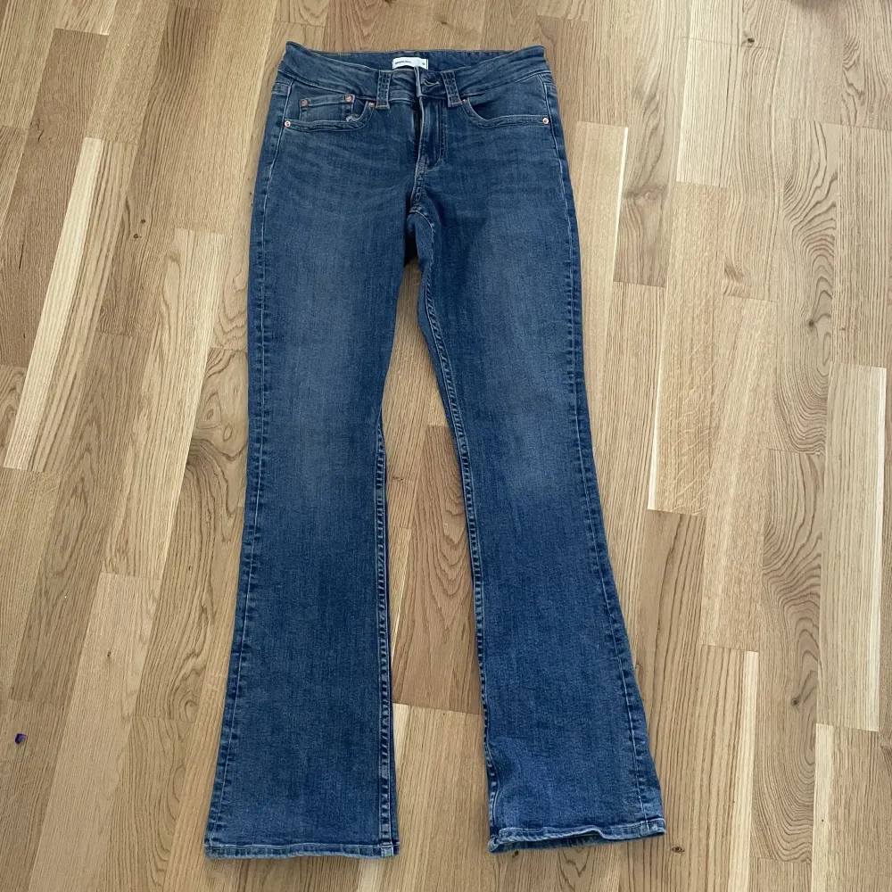 Supersnygga bootcut jeans köpta från gina tricot! Jeansen är i storlek 36 och är knappt använda! 🥰. Jeans & Byxor.