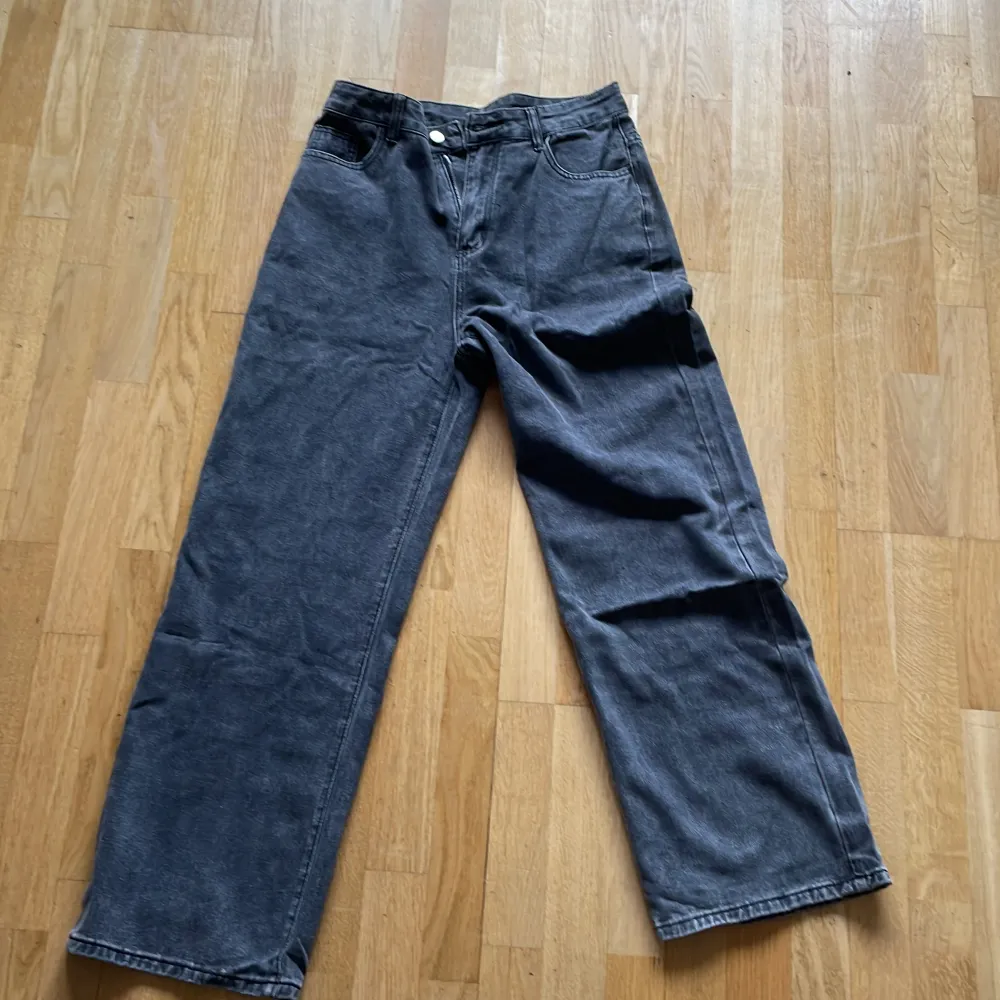 Ett par gråa jeans. Fick hem de idag men passade inte i midjan eller mina ben.  Storlek L. Jeans & Byxor.