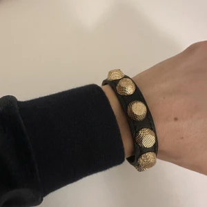 Nitarmband  - Säljer detta nitarmbandet likannde balenciaga❤️ oanvänt!