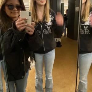 Aim for the moon✨ - Säljer min aim for the moon hoodie pågrund av att den inte längre kommer till användning. Full zip up och i princip alla rhinestones kvar, bra skick! Kom privat för minsta intresse💞