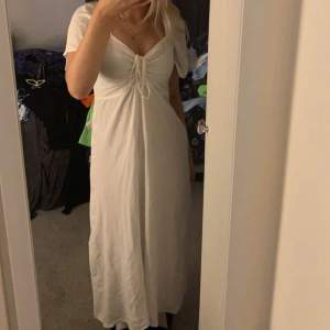 Säljer min vita lång klänning från lager 157 använd en gång på midsommar annars helt oanvänd jätte fin klänning