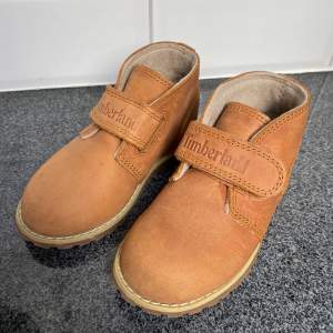 Barnskor i fint skick. Klassiska Timberland utan snörning.