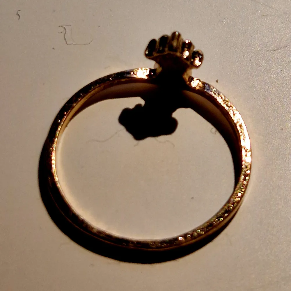 Guld ring, äkta guld från fem år sedan. . Accessoarer.