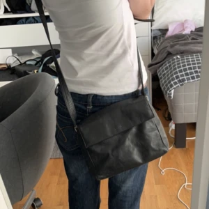 Picard väska - Messenger bag/ handväska från märket picard. Köpte på sellpy men har själv aldrig använt. Några små defekter förekommer (små fläckar osv, ksk går bort om man tvättar, be om bild!) den har 3 fack + litet innerfack + ytterfack på utsidan 🫶🫶