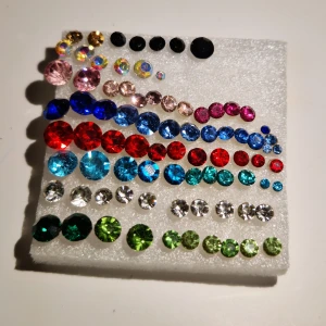 Örhängen - Örhängen i plast eftersom allergier kan uppstå, köper dyrt o säljer billit ett par= 1x vänster öra, 1x höger öra. Rea pris☺️  Par=15kr styck 2 par= 25 3 par 50 4 par= 60 om ni köper annat också från R🤪liga sh🛍ppen Olika storlekar, olika pris