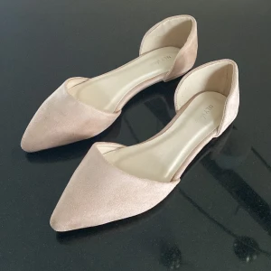 Ballerinaskor från Nelly - Dammrosa ballerinaskor från Nelly. Bra skick då de endast är använda en gång inomhus. Lapparna är kvar på undersidan. Storlek: 38. 