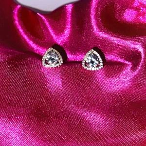 Örhängen - Tyvärr inte silver men hoppas att någon får de till användning 