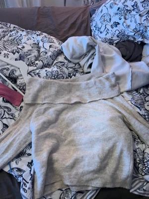 Stickad off-shoulder tröja - Populär stickad tröja. Använder den aldrig så därför jag vill få den såld. 
