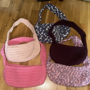 Virkade väskor - Säljer alla min virkade väskor helt oanvända. 100kr styck.