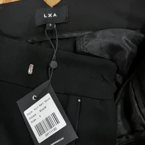 LXA kostymbyxor  - Svarta kostymbyxor från LXA. Storlek S short modell. Säljes pga för stora. Finns ej på hemsidan. 