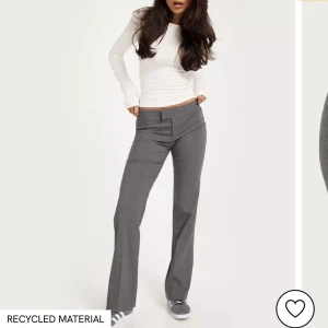 Lågmidjade kostymbyxor - Supersköna och snygga lågmidjade kostymbyxor som sitter supersnyggt. Säljer då jag köpt nya i mindre storlek. Använda ca 4 gånger. Långa på mig som är 165 cm, nypris 399 kr