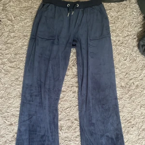 Juciy byxor  - Jag säljer dessa för de är förstora för mig. Pris: 500kr Storlek 14/15 år men är som xs/s 