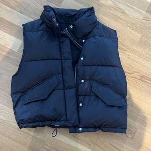 Svart väst  - Jättefin svart väst i toppskick!!! Skriv vid funderingar ❤️