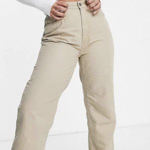 Jeans - Säljer jeans från ASOS, jeansen är  kort för mig som är 175 cm, Jeansen skulle passa om man är under 175cm lång. Strl 36