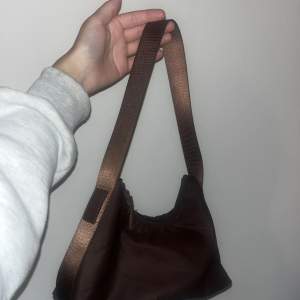 Säljer min bruna handväska från pull&bear. Rymmer mycket för sin storlek + har ett fack inuti med dragkedja (pris kan diskuteras vid snabb affär)🥰