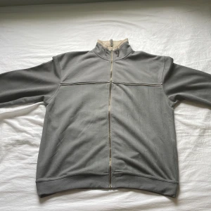 Vintage sweatshirt - Tjena! Fet tröja som jag fått ärva av min bror och tycker inte riktigt den passar mig. Tröjan är i bra använt skick, snygg vintage/retro look på den. Några funderingar fråga direkt även om ni är tveksamma🥰 det står xl men skulle personligen säga m-l.