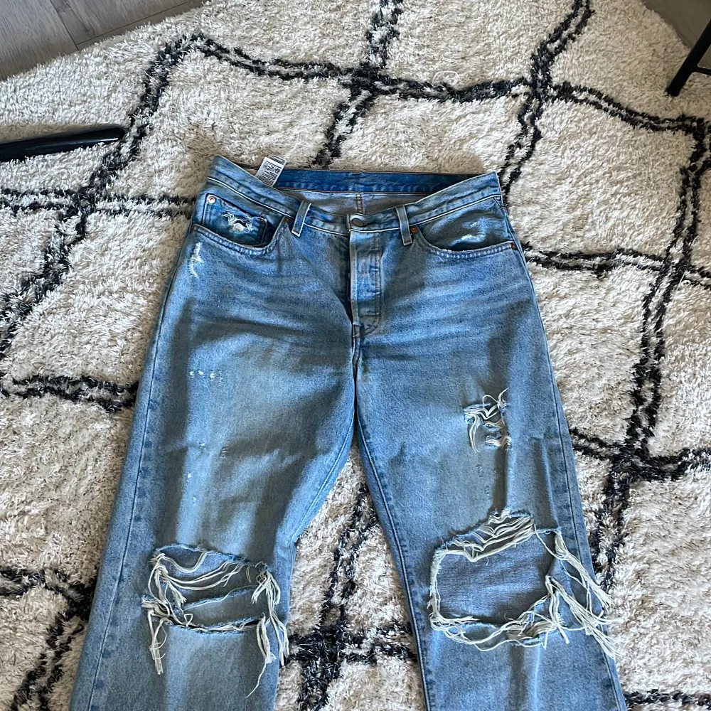 Levis 501 90’ köpta för 1249kr kvitto finns och säljer de nu för 750kr i mycket fin skick . Jeans & Byxor.