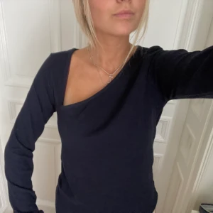 Coolaste zara toppen  - Säljer denna coola zara topp med ett snyggt cut. Köpt iår. Passar storlek S-L