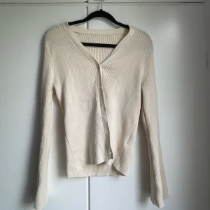 Beige Kofta - Jättefin beige kofta från shein, aldrig använd - endast testad. Lite stor på mig! 