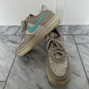 Nike Air Force 1 - Så coola Nike Air Force 1s med en turkos nike logga🩵