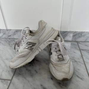 Vita sneakers från New Balance🤍 Ganska använda men ändå i bra skick 