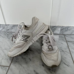 New Balance sneakers - Vita sneakers från New Balance🤍 Ganska använda men ändå i bra skick 