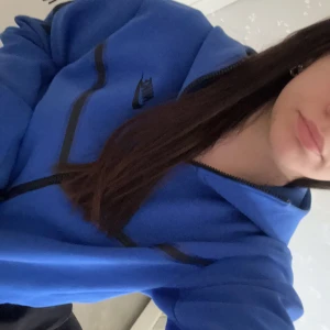 Nike tech fleece - Säljer då jag inte använder den!Storlek S Finns nån fläck som knappt syns Färg- royal blue  Säljer för 700 + köparna står för frakten! 