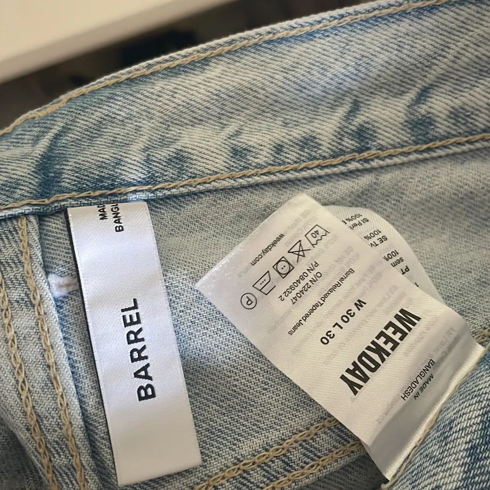 Weekday jeans. Modellen är vida i modellen men inte lika vida som raka byxor. Knaplt använda. ”Barrel”. Jeans & Byxor.