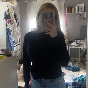 Blå bomullströja - Superfin blå långärmad bomullströja som köptes secondhand i storlek M men eftersom den har krympt i tvätten skulle jag säga att det snarare är storlek xs-s. Det finns ett litet hål på framsidan som inte syns när man har på sig den, därav det låga priset