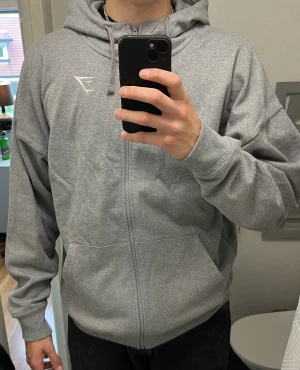 Oversized gym shark hoodie  - Den är helt ny köpt och knappt använd. Säljer den då jag tycker den är förstora för mig. Ny pris ligger på 549kr. Pris kan diskuteras vid snabb affär