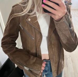 Mocka jacka - Jättefin mockajacka från selectedhomme! Unisex modell. Perfekt till hösten 🤎 