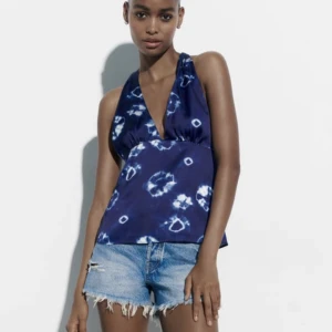 Zara topp - Säljer min helt nya Zara topp, prislapp kvar! Slutsåld! Storlek L men mer som en M