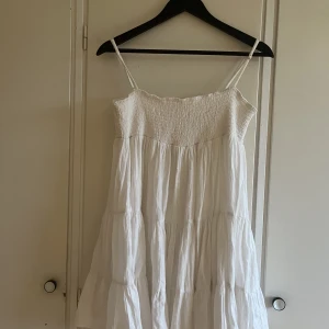 Zara klänning  - Säljer min zara klänning som är ribbad upp till🩷