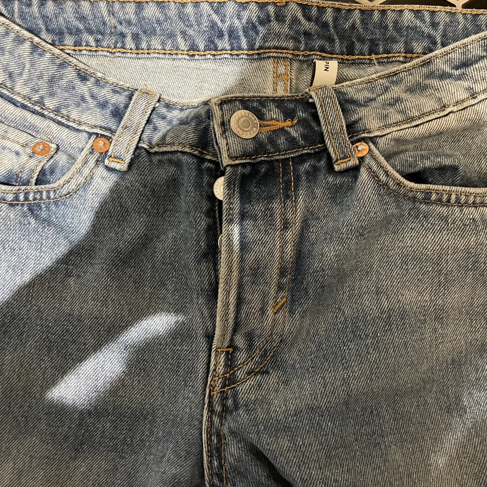 Säljer dessa jeans från weekday, inte använts mycket pågrund av att jag redan har jeans i denna färg. Storlek 26/30. Köparen står för frakt. Ordinariepris 590kr. Skriv privat för mer bilder på jeansen💕. Jeans & Byxor.