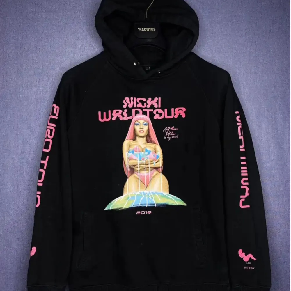 Jätte snygg och skit skön nicki minaj hoodie köpt 2019 på hennes konsert, storlek S, inga märken bara sjukt snygg gör ont att sälja den. Hoodies.