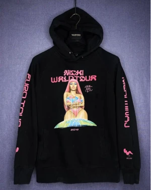 Nicki minaj world tour 2019 hoodie rare - Jätte snygg och skit skön nicki minaj hoodie köpt 2019 på hennes konsert, storlek S, inga märken bara sjukt snygg gör ont att sälja den