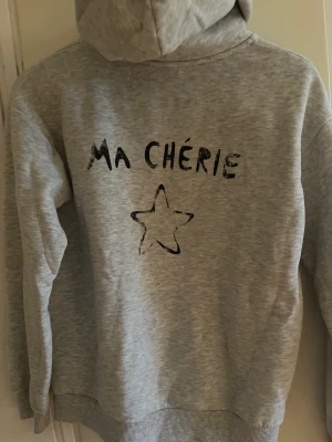 Gina tjock tröja - Säljer min MA CHÉRIE tjock tröja från Gina tricot🩷 snörerna på luvan är borta🩷