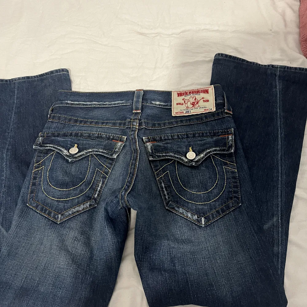 True religon Jeans i bootcut. storlek 28. Passar mig som är 169cm💞 andvänt runt 3 gånger bara;) . Jeans & Byxor.