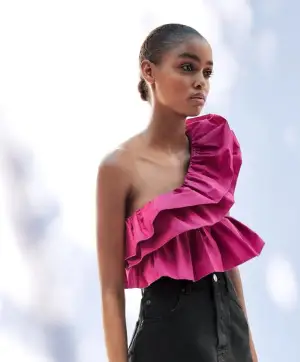 Om du har ZARA asymmetrisk ruffled top som bilder visar och vill sälja den kontakta mig gärna med prisförslag. Jag behöver storlek L och vill köpa vitt, rosa eller svart. 