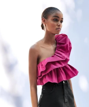 Köper/efterlyser ZARA ruffle asymmetric top - Om du har ZARA asymmetrisk ruffled top som bilder visar och vill sälja den kontakta mig gärna med prisförslag. Jag behöver storlek L och vill köpa vitt, rosa eller svart. 