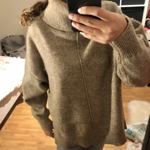 Stickad tröja - Beige, stickad och långärmad tröja från H&M i storlek S.