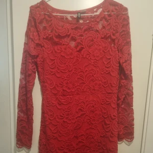 Spetsklänning  - Röd spetsklänning från H&M. 