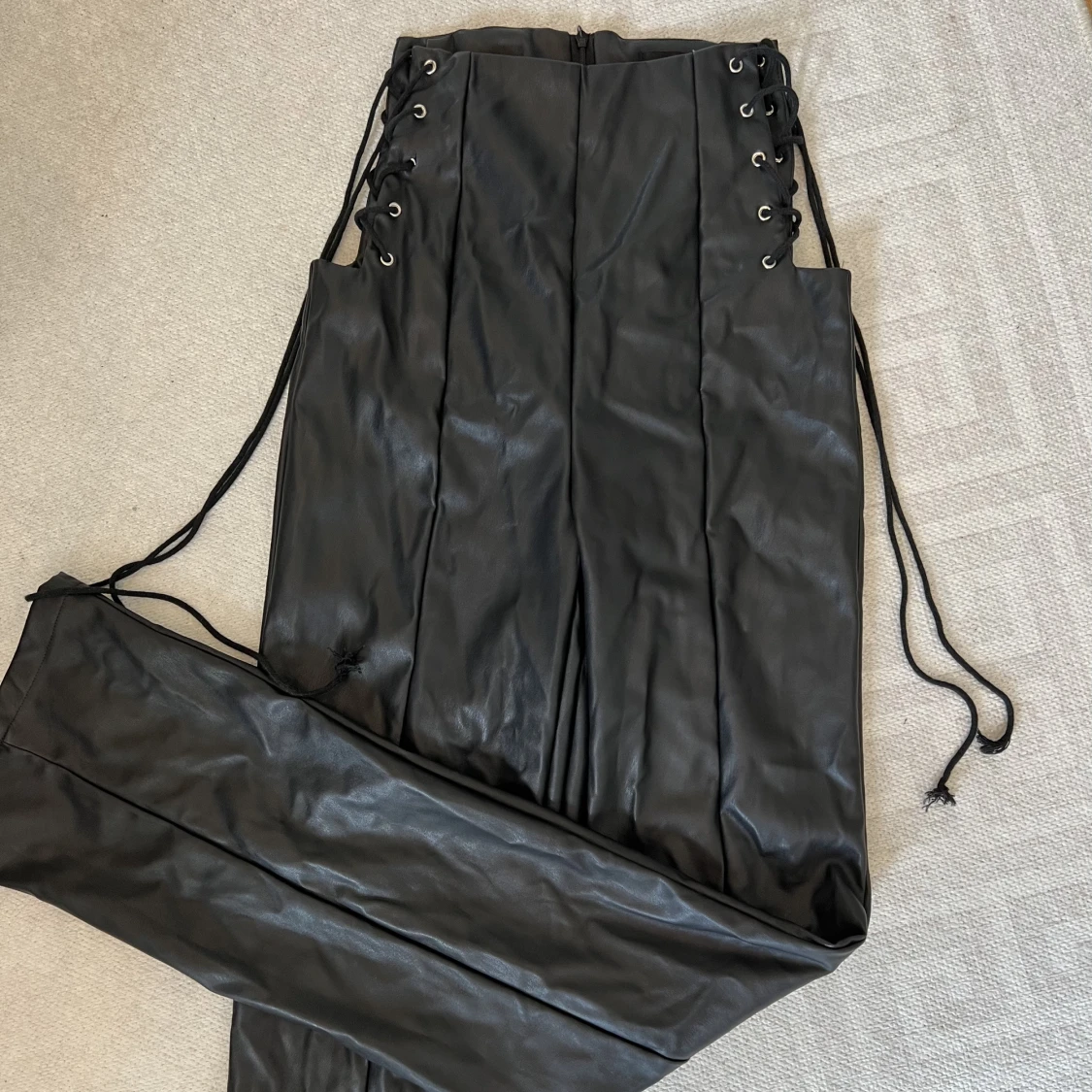 Skinnbyxor med knytning - 90