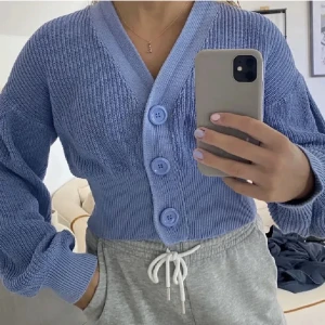 Stickad kofta ifrån lindex - Super snygg stickad cardigan i storlek S från Lindex. Ganska stor i storleken. Använt en del men i fint skick. Nypris 400, säljer för 250🪩⚡️❤️‍🔥