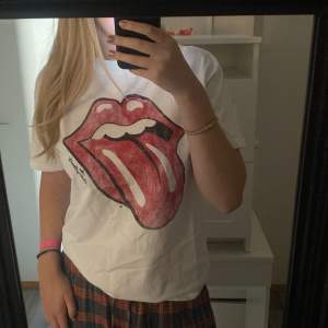 The Rolling Stones t-shirt från h&m, använd fåtal gånger, som ny!!💓 passar xs-m 