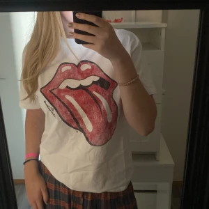The Rolling Stones  - The Rolling Stones t-shirt från h&m, använd fåtal gånger, som ny!!💓 passar xs-m 