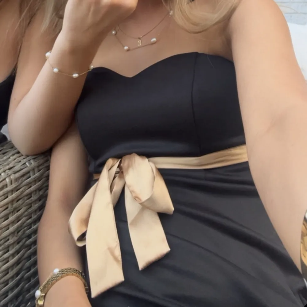 klänning som jag använde på en tjejkväll, lite gossip girl vibe. går att göra längre då det är en långklänningen men fungerar hur bra som helst att justera då det ej blir något sträck under. silkes banden ska vara över axlarna men knöt om den! från assos💓. Mekot.