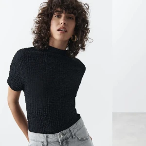 structure funnel neck top - Jättefin topp från ginatricot, slutsåld på hemsidan. Använd en gång. 