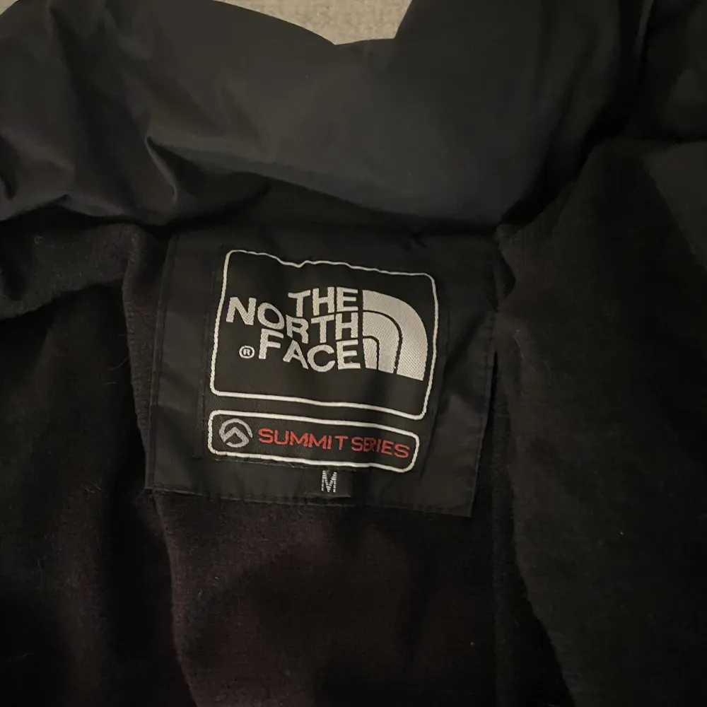 North face vindjacka. Perfekt i alla väder. Lite mindre i storlek, så skulle säga att den passar xs-s. . Jackor.