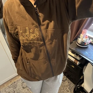 Hoodie  - Zip hoodie/jacka storlek M med cools print. Varm och skön.  